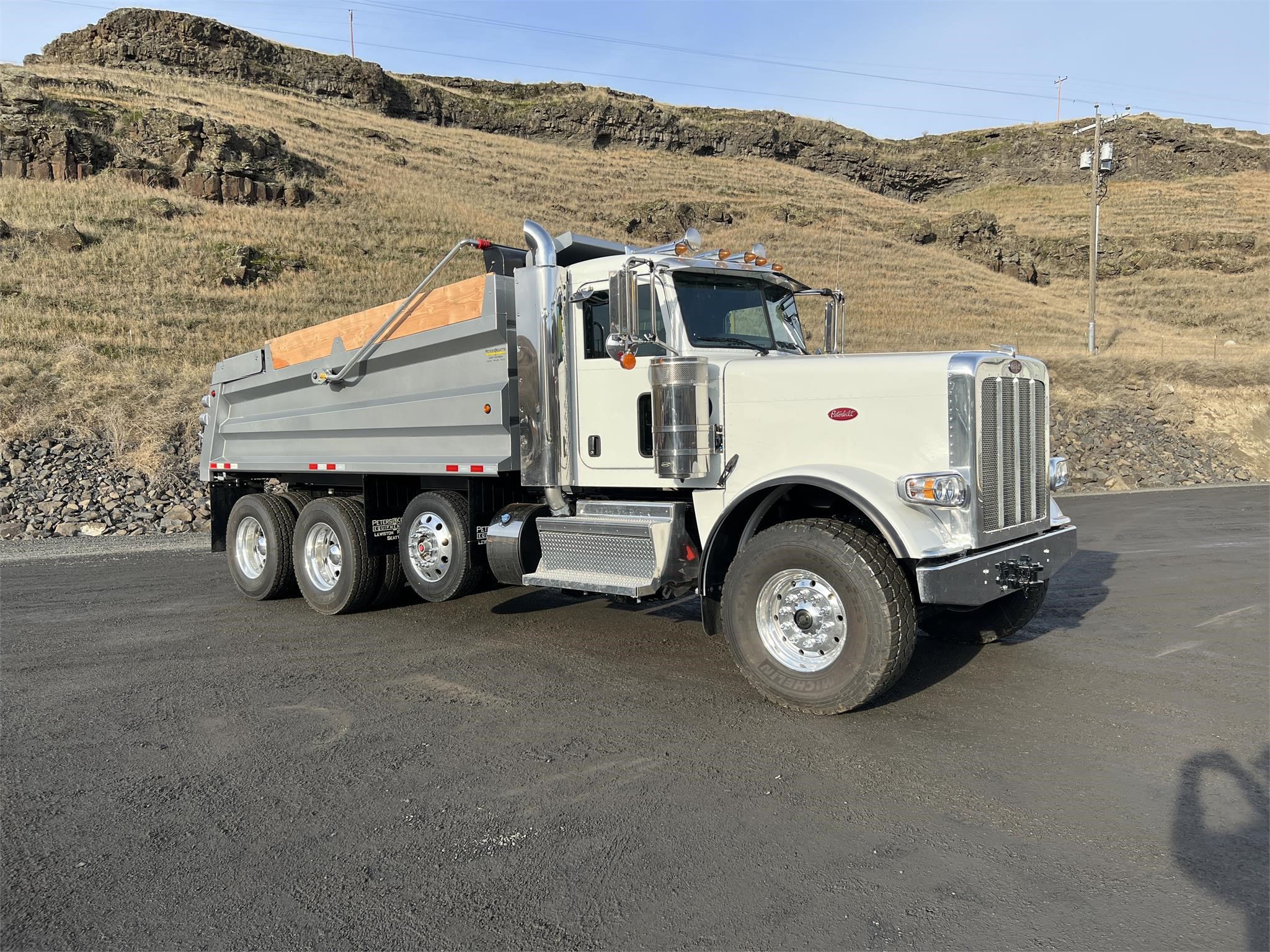1114 high  Used 2009 PETERBILT 389 for sale in New Lenox, IL at Forge