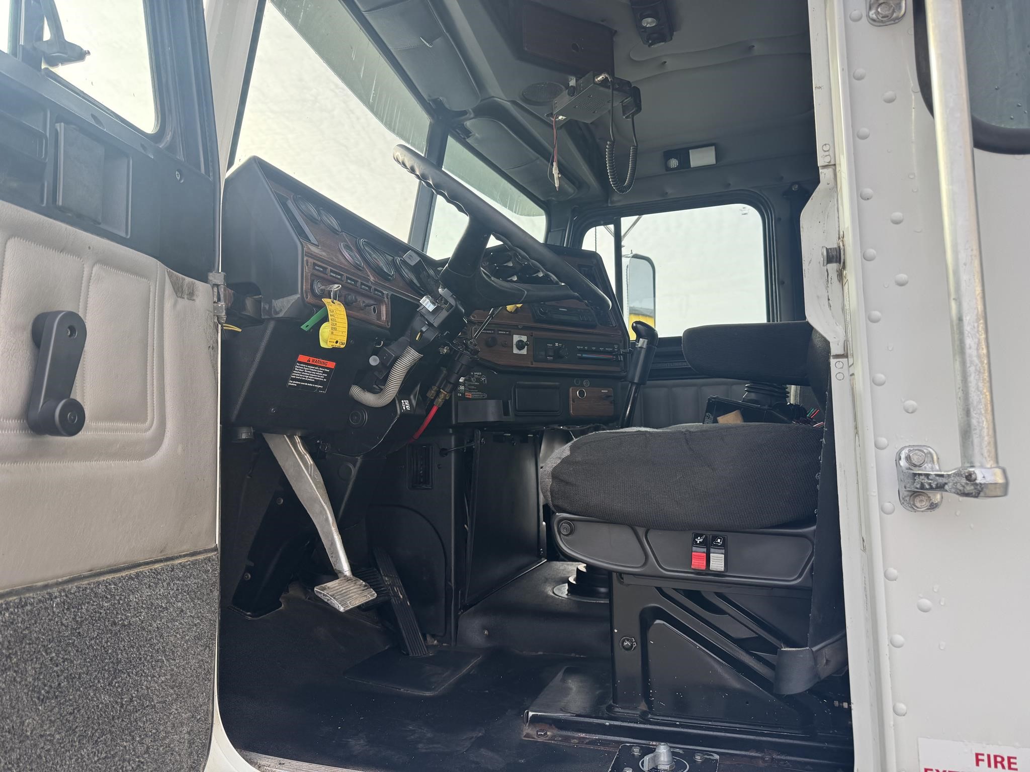 2005 FREIGHTLINER FLD120 9037656407 2005 FREIGHTLINER FLD120 9037656407