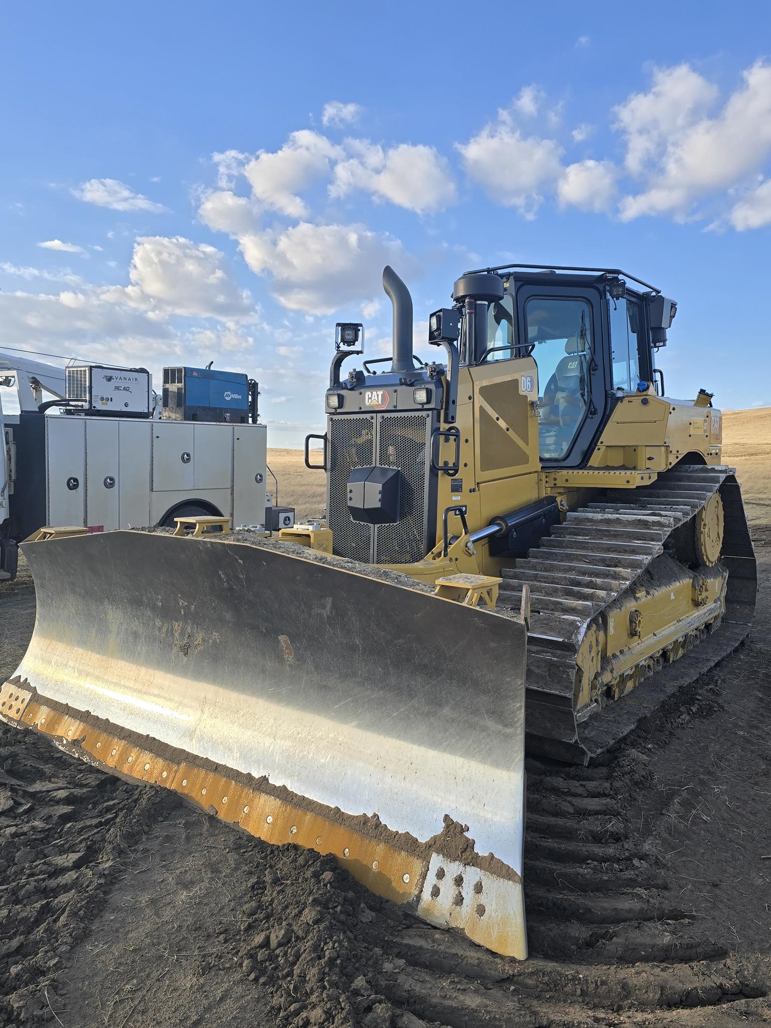 2023 CATERPILLAR D6 LGP - image 1 of 5