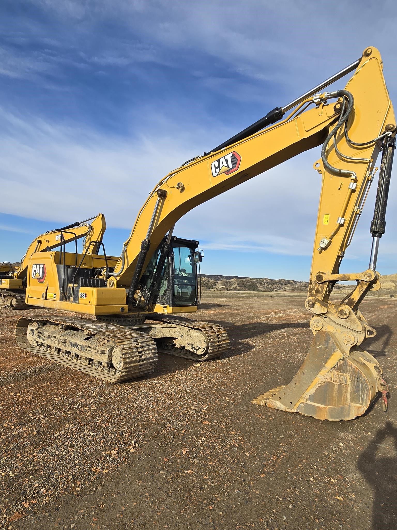 2023 CATERPILLAR 323 - image 2 of 5