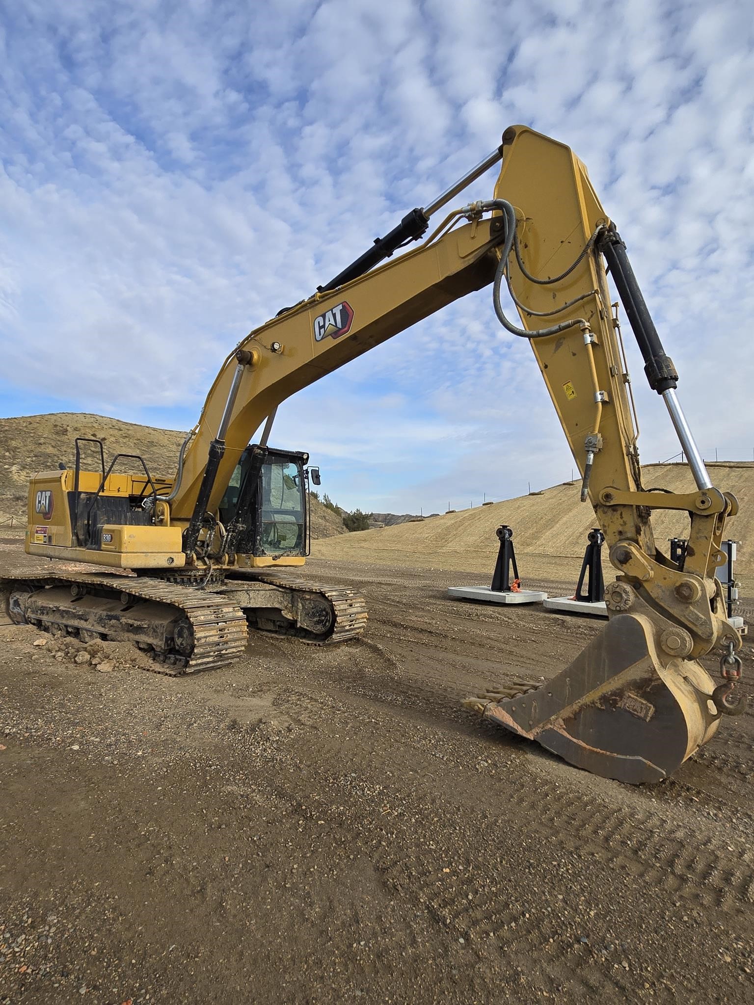 2023 CATERPILLAR 330 - image 2 of 5