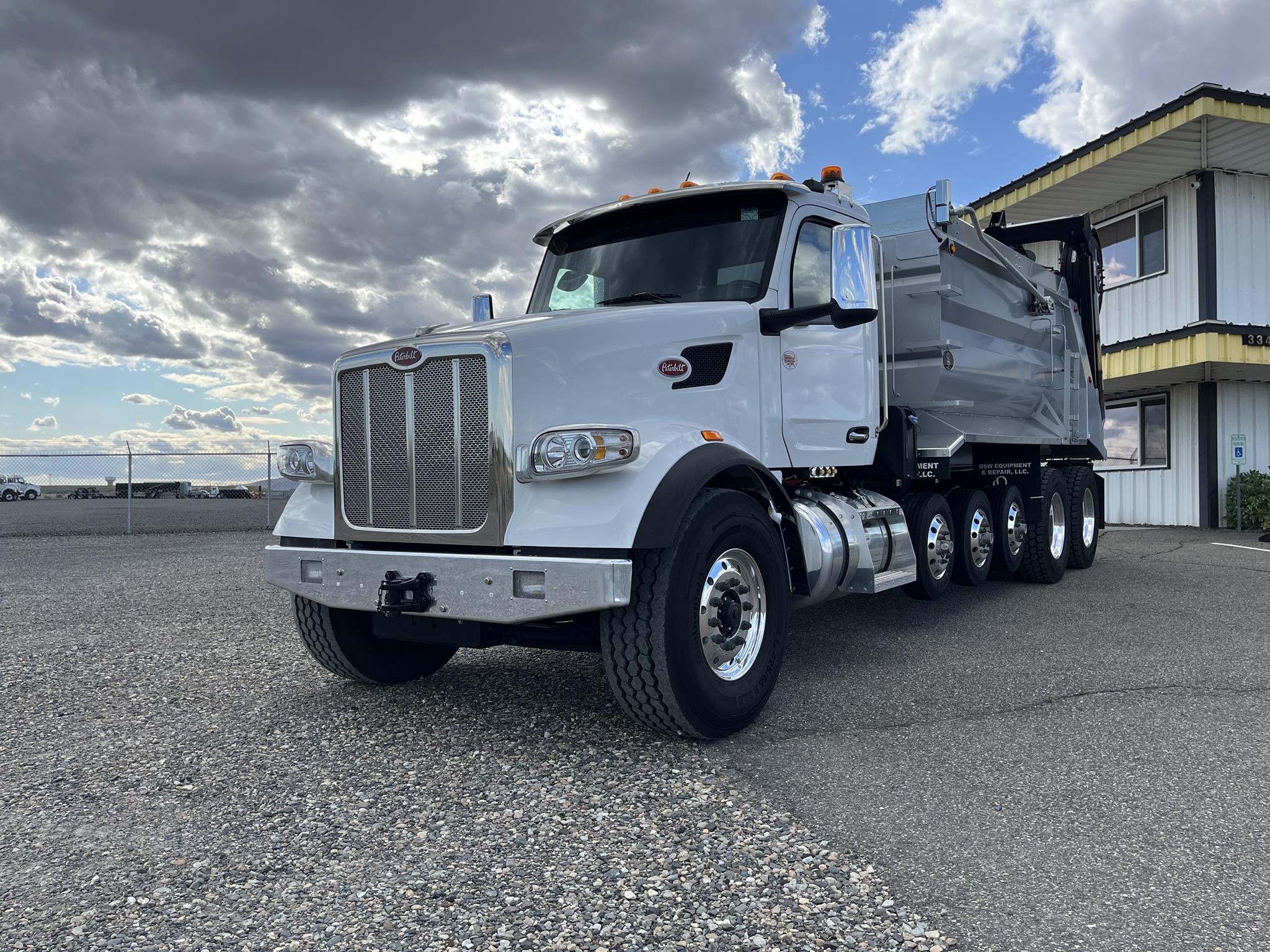 2025 PETERBILT 567 - image 1 of 6