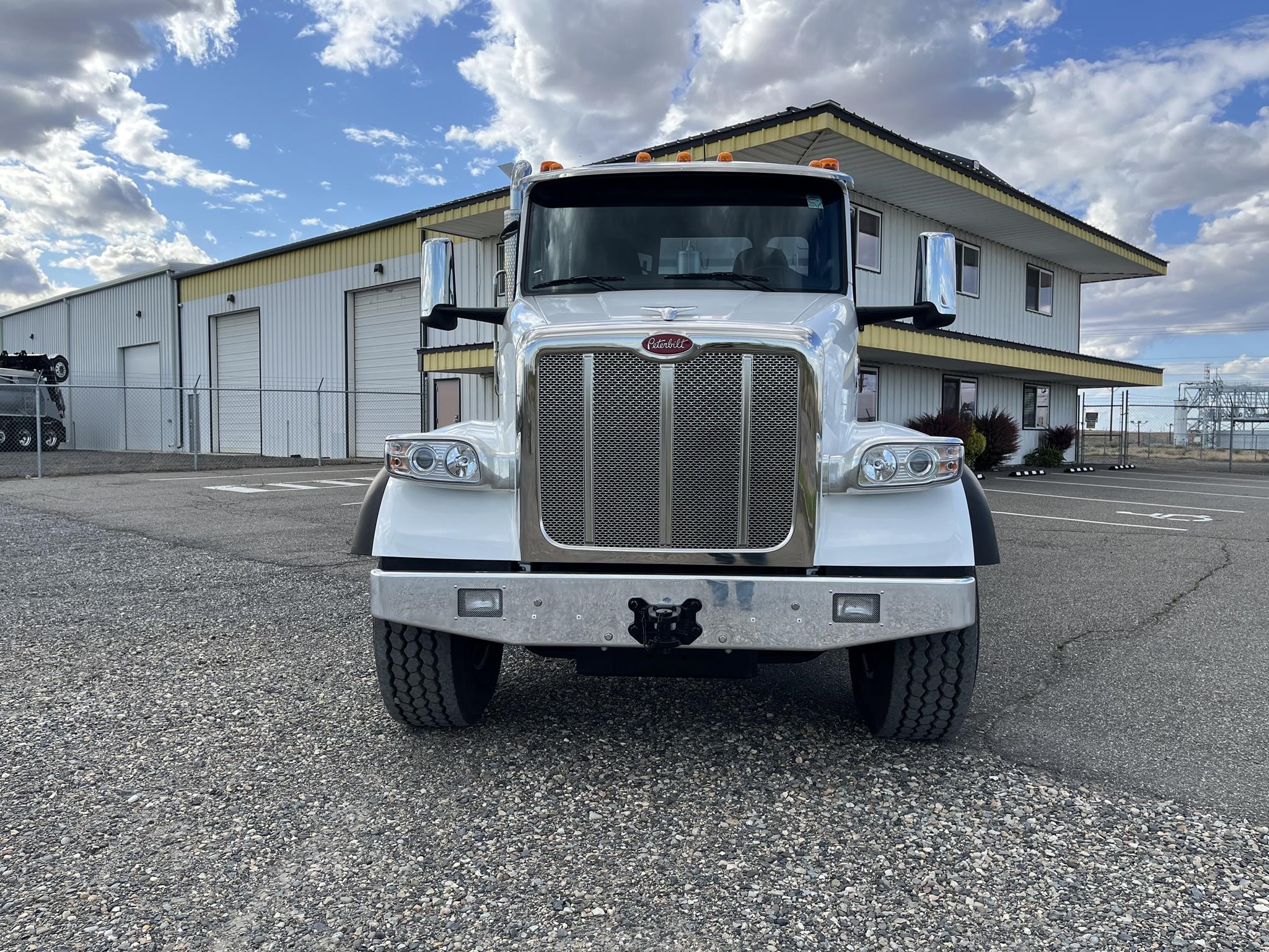 2025 PETERBILT 567 - image 2 of 6