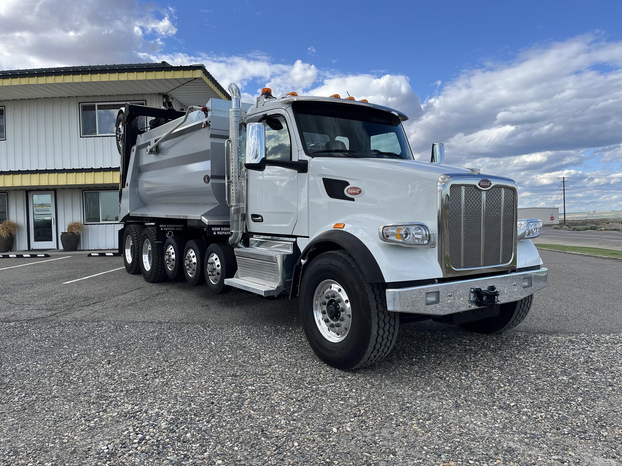 2025 PETERBILT 567 - image 3 of 6