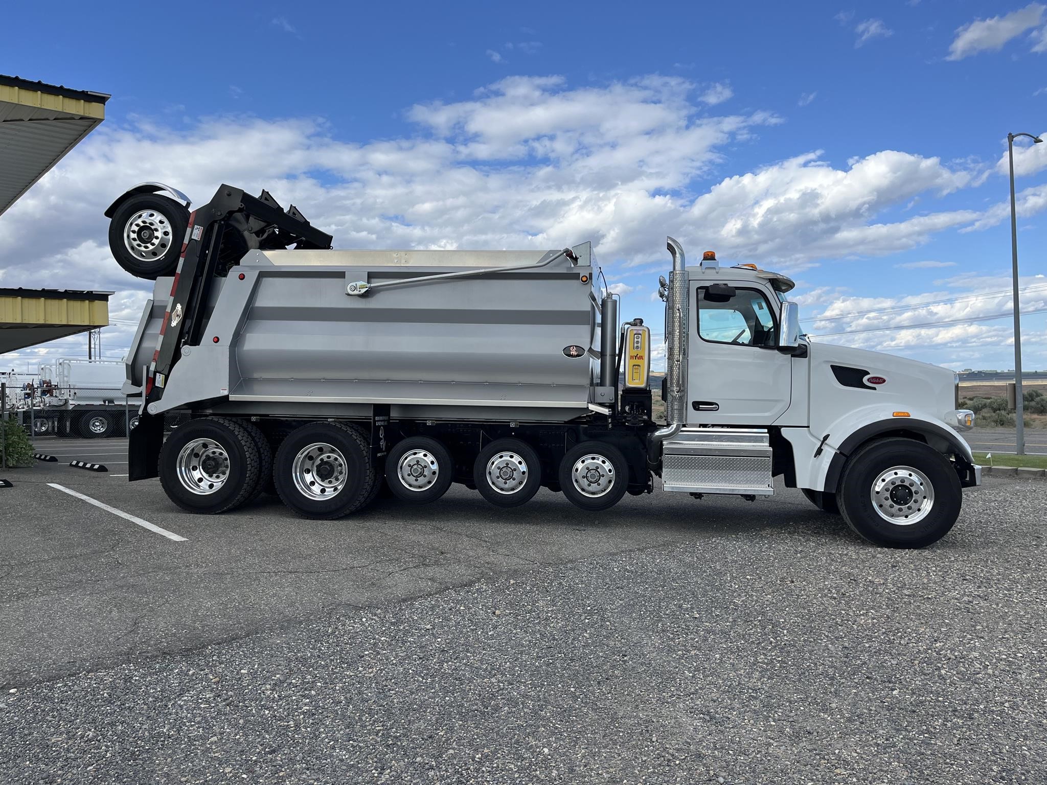 2025 PETERBILT 567 - image 4 of 6