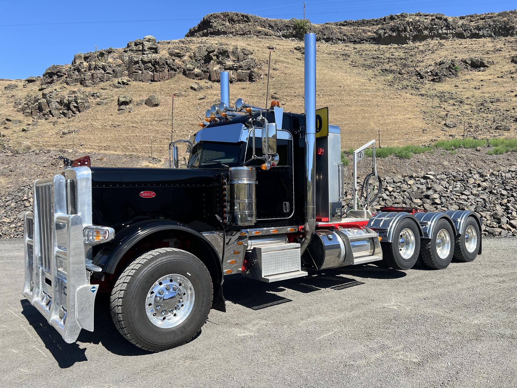2023 PETERBILT 389 - image 1 of 6