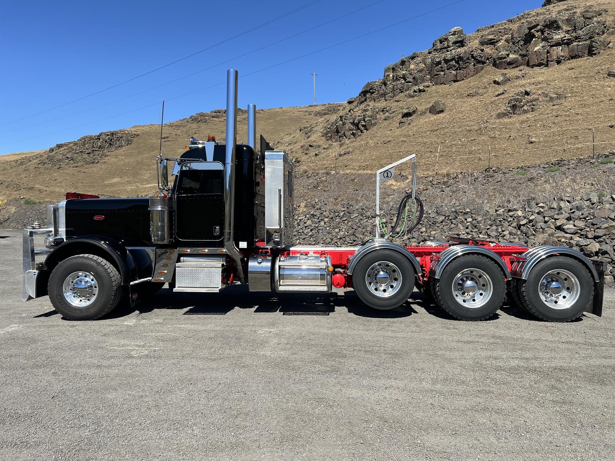 2023 PETERBILT 389 - image 2 of 6