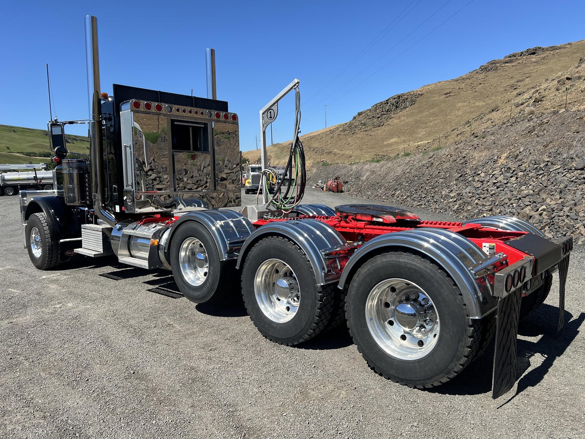 2023 PETERBILT 389 - image 3 of 6