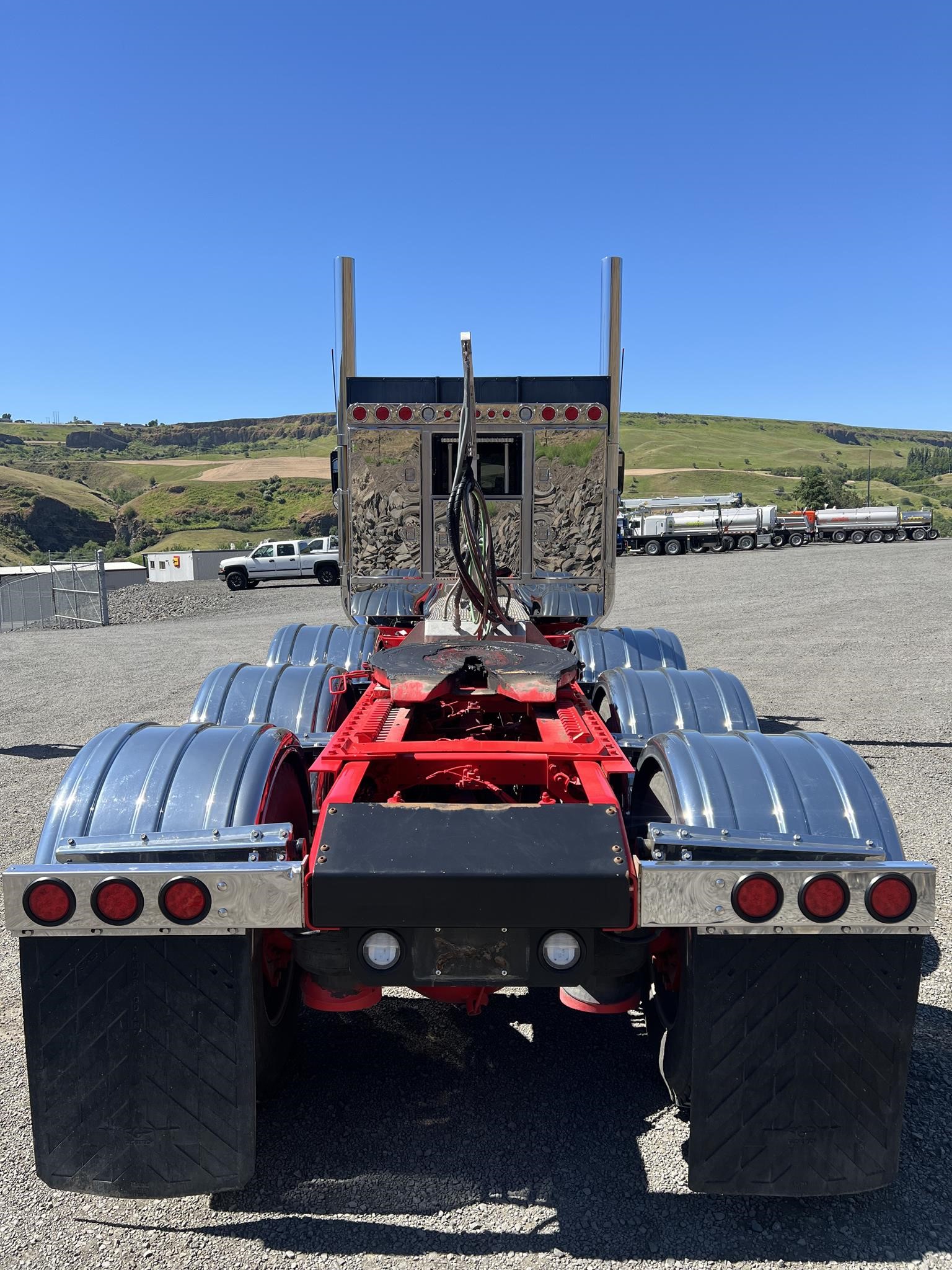 2023 PETERBILT 389 - image 4 of 6