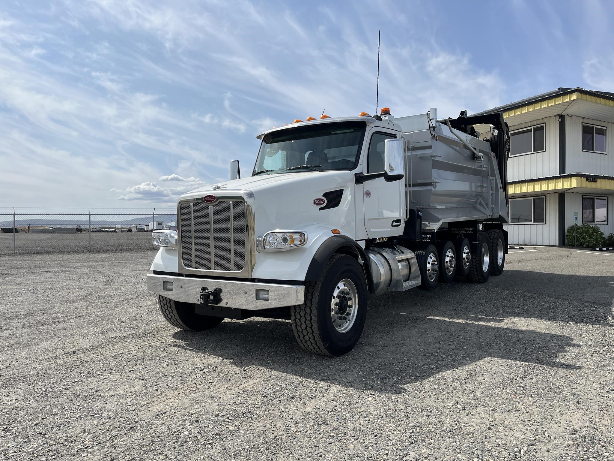 2025 PETERBILT 567 - image 1 of 6