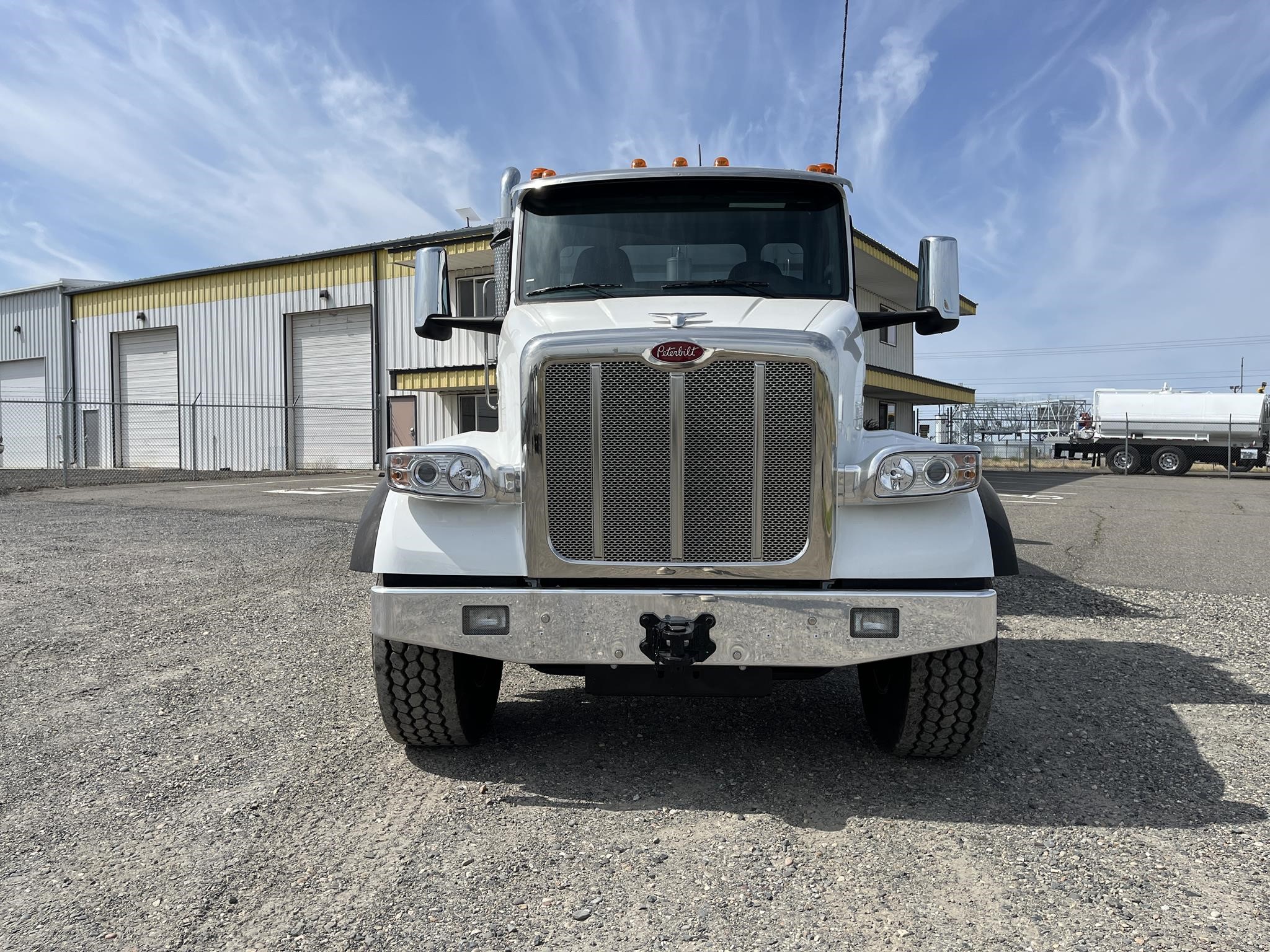 2025 PETERBILT 567 - image 2 of 6