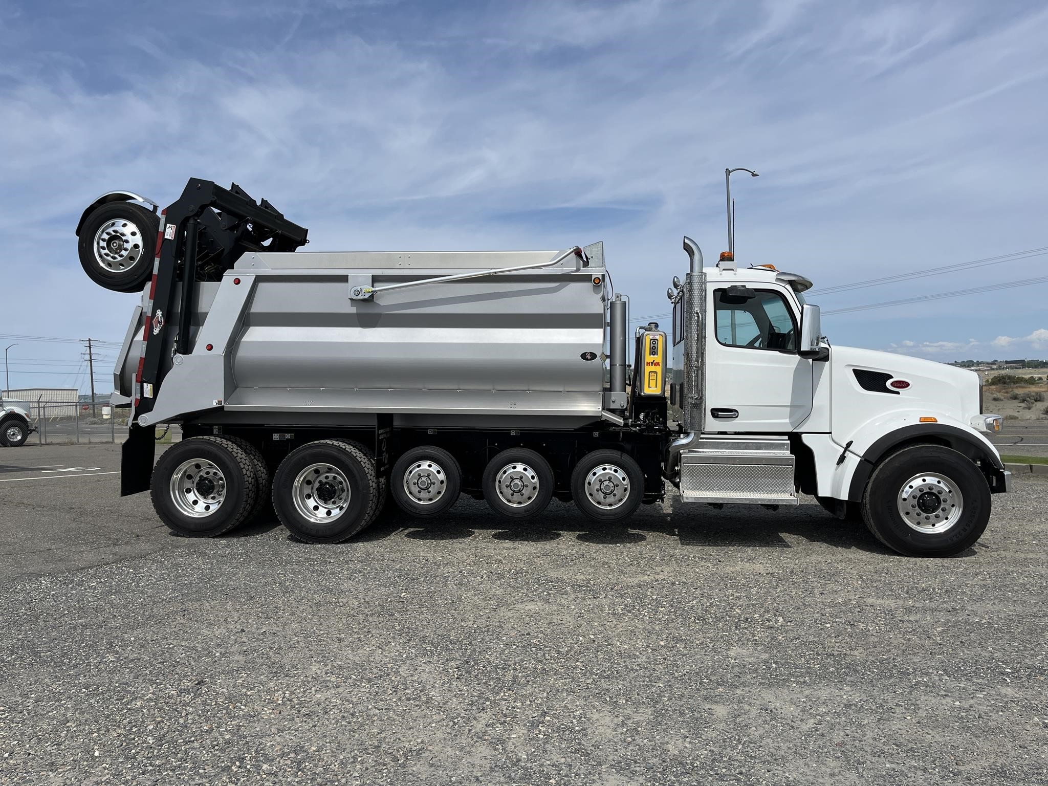 2025 PETERBILT 567 - image 4 of 6
