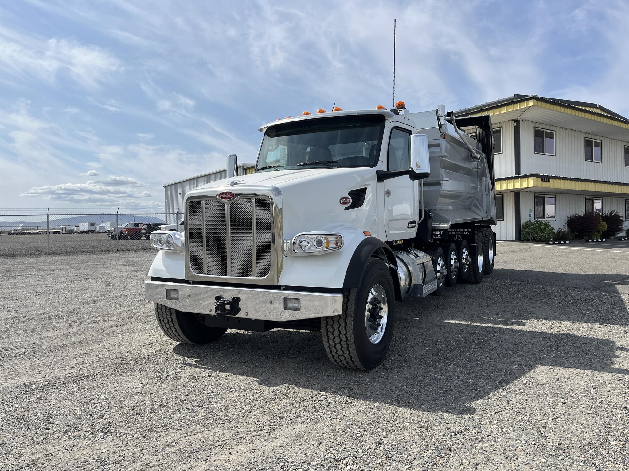 2025 PETERBILT 567 - image 1 of 6