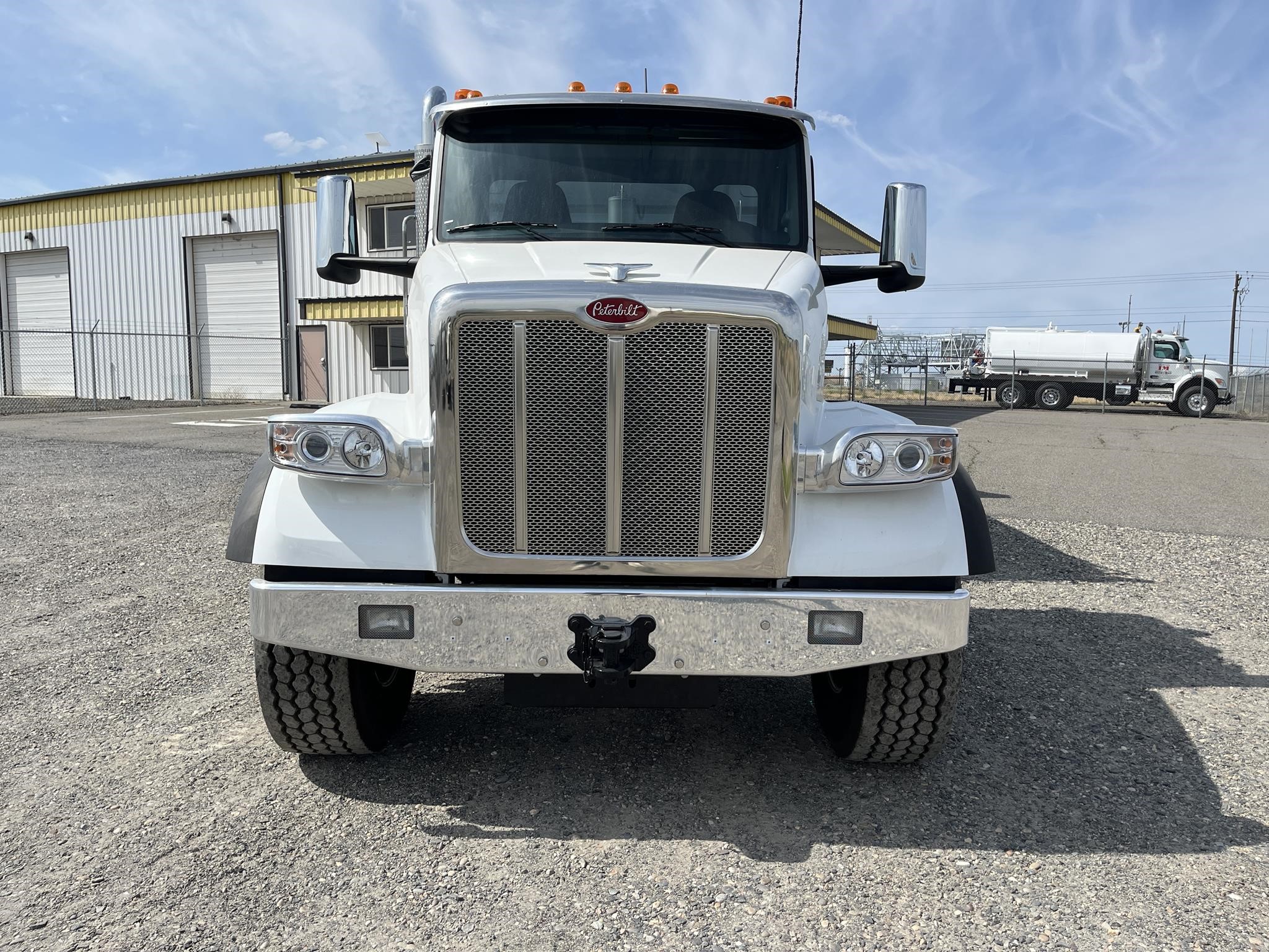 2025 PETERBILT 567 - image 2 of 6