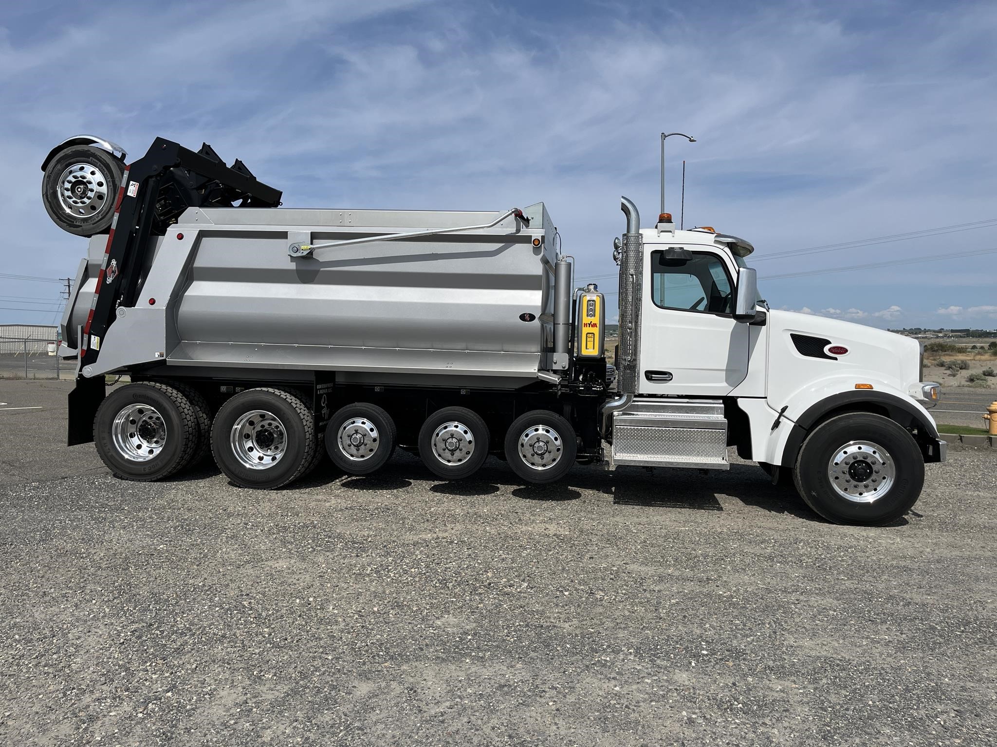 2025 PETERBILT 567 - image 4 of 6