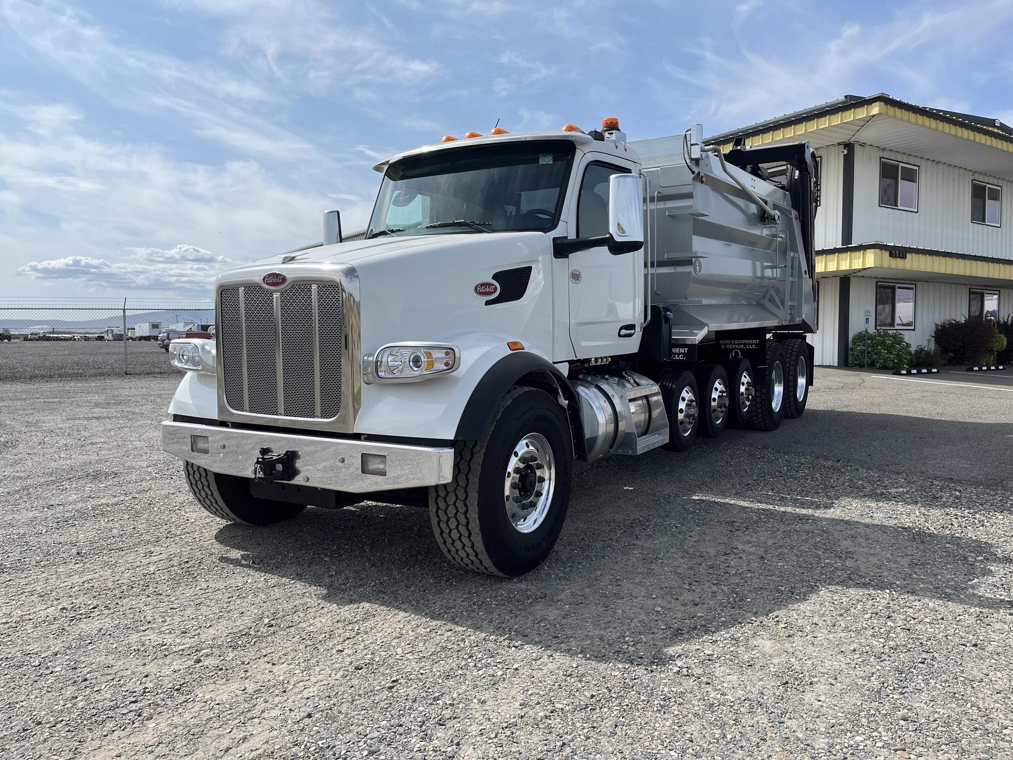 2025 PETERBILT 567 - image 1 of 6