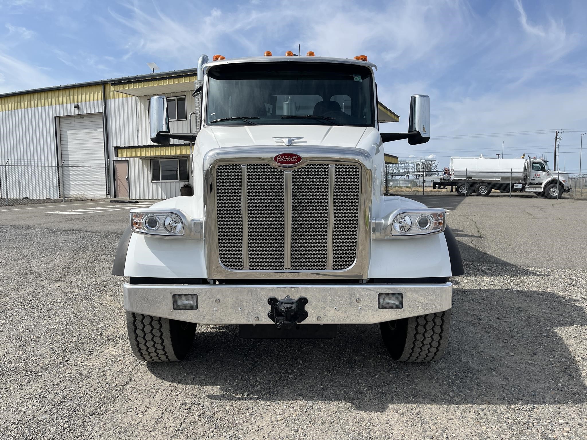 2025 PETERBILT 567 - image 2 of 6