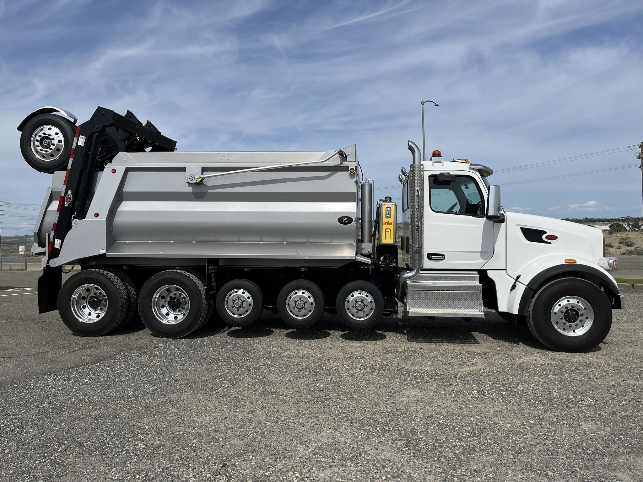2025 PETERBILT 567 - image 4 of 6