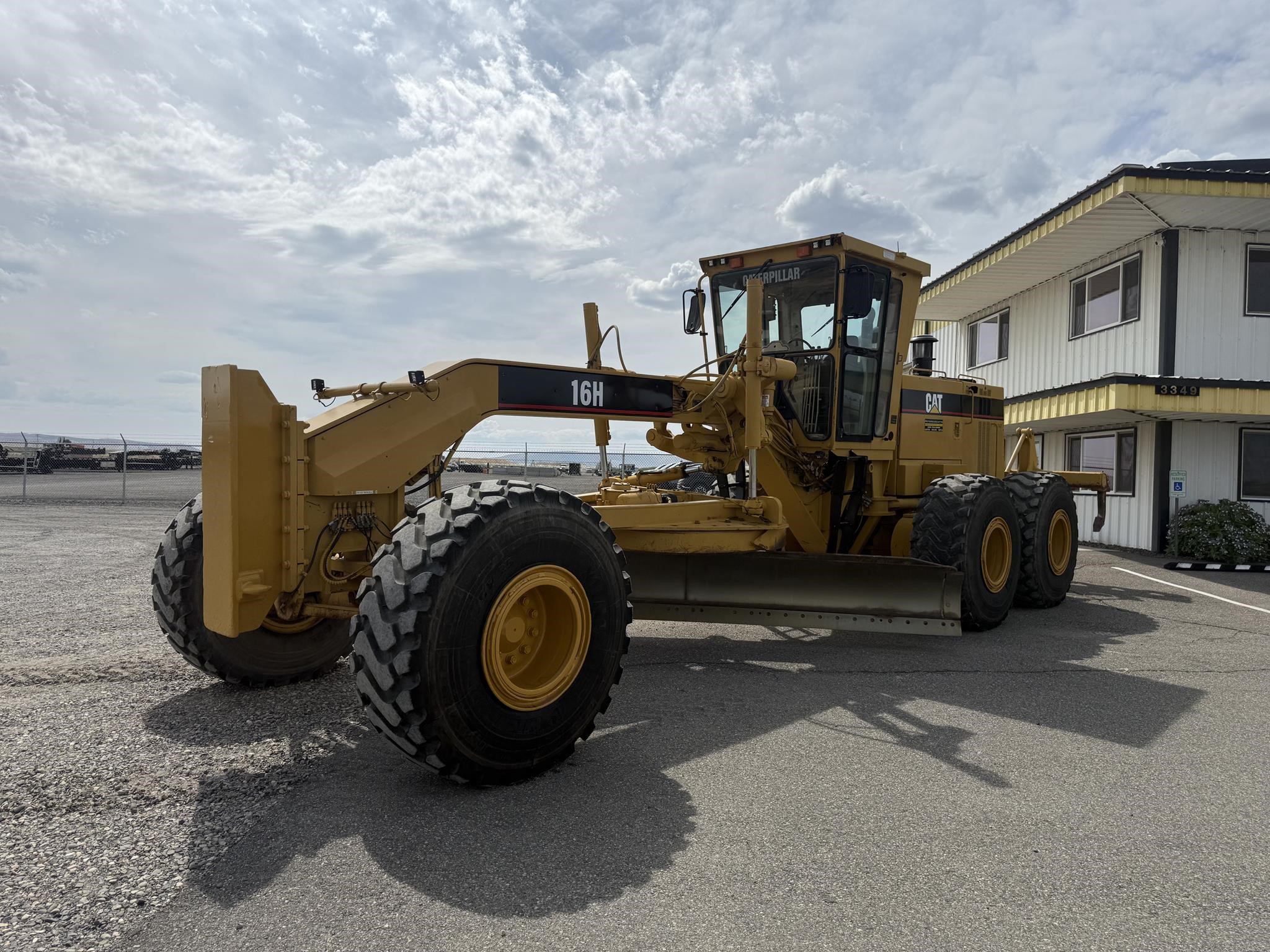 2002 CATERPILLAR 16H - image 1 of 6
