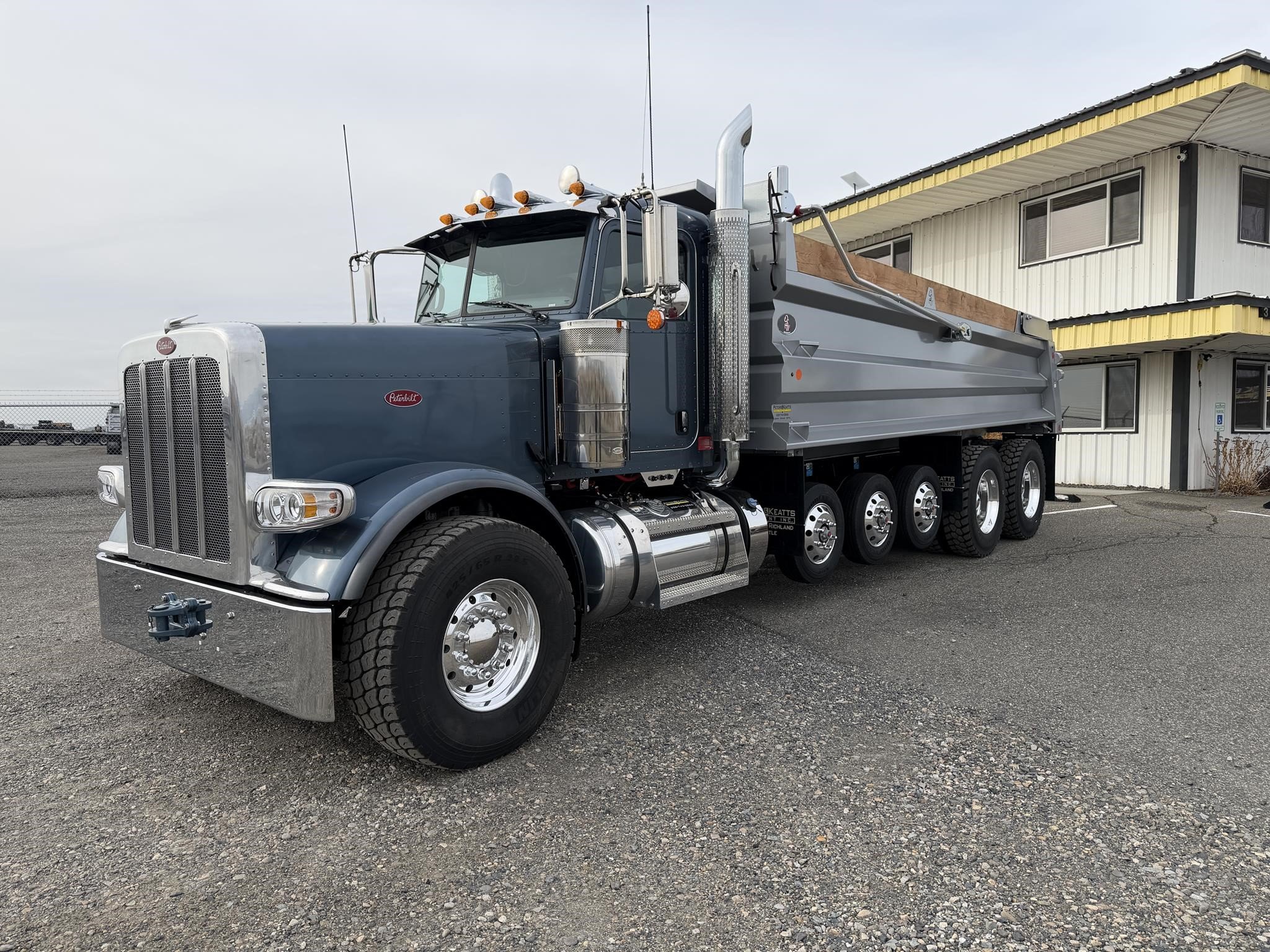 2024 PETERBILT 389 2024 PETERBILT 389 - image 1 of 6