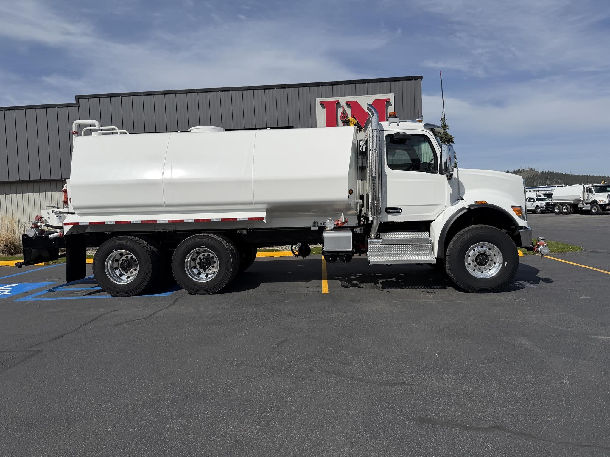 2025 PETERBILT 548 2025 PETERBILT 548 - image 2 of 6