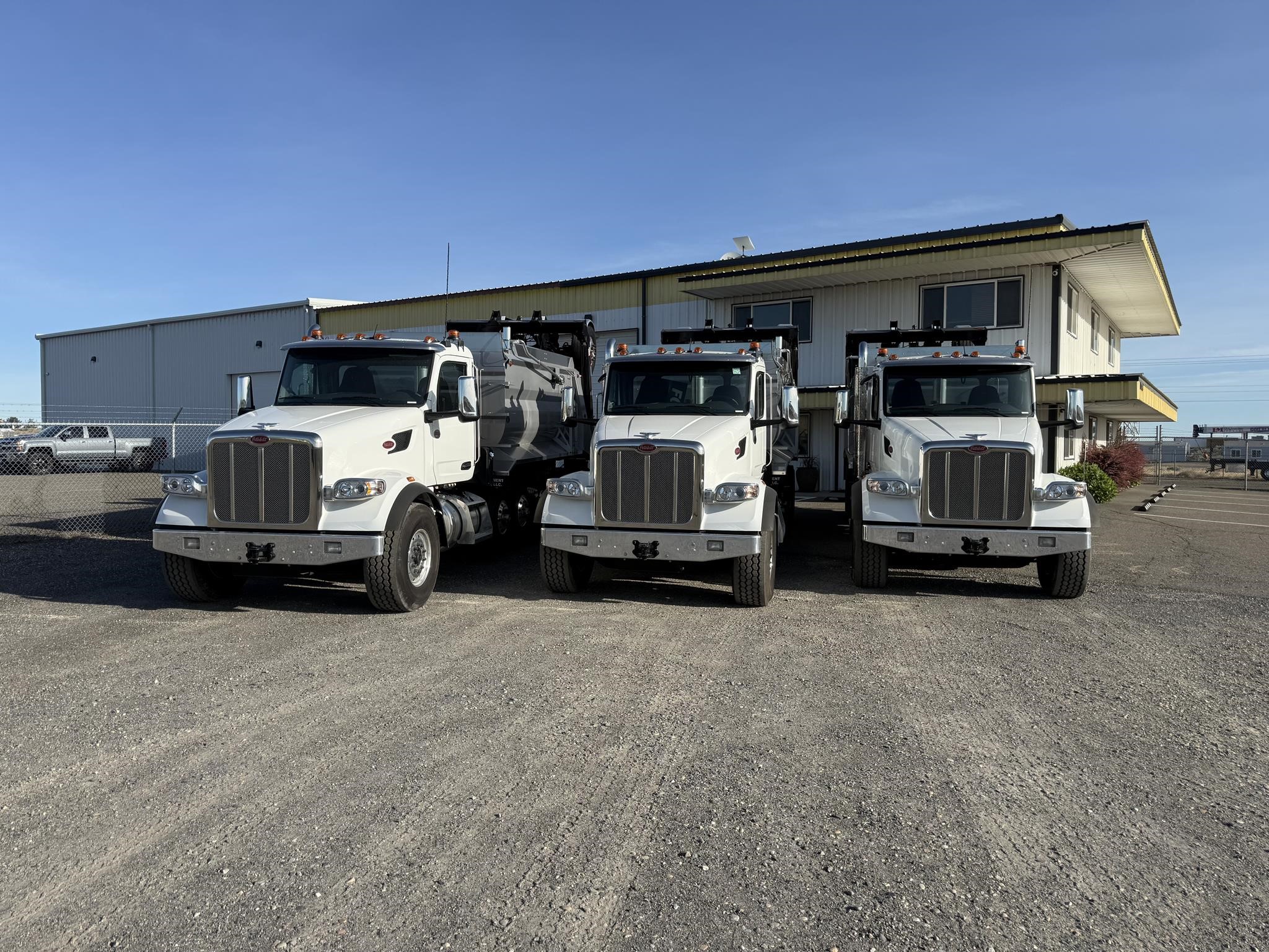 2025 PETERBILT 567 2025 PETERBILT 567 - image 2 of 4